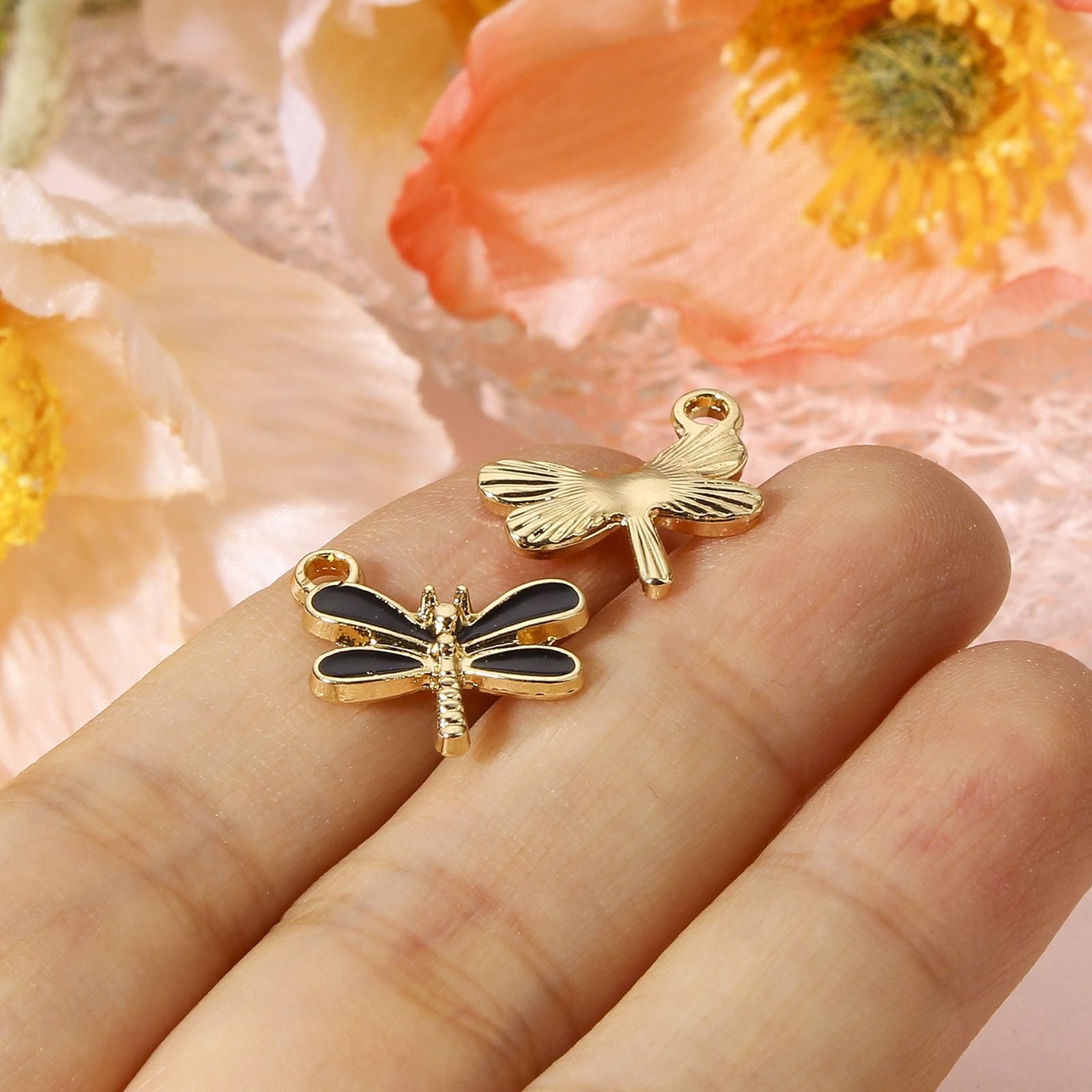 Dijes esmaltados de libélula,  - Bar Cart Gold reseña y precio